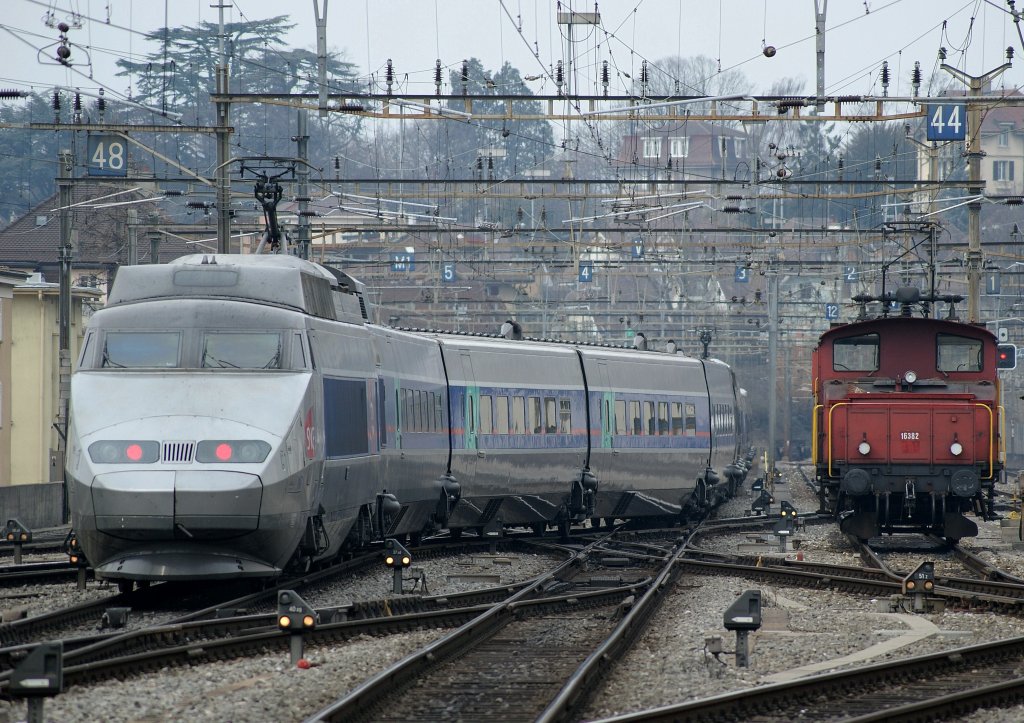 Ein bereits bekanntes Sujet aus Basel macht auch in Lausanne ein gutes Bild: TGV Lyria und die kleine Rangierlok Ee 3/3.
7. März 2010