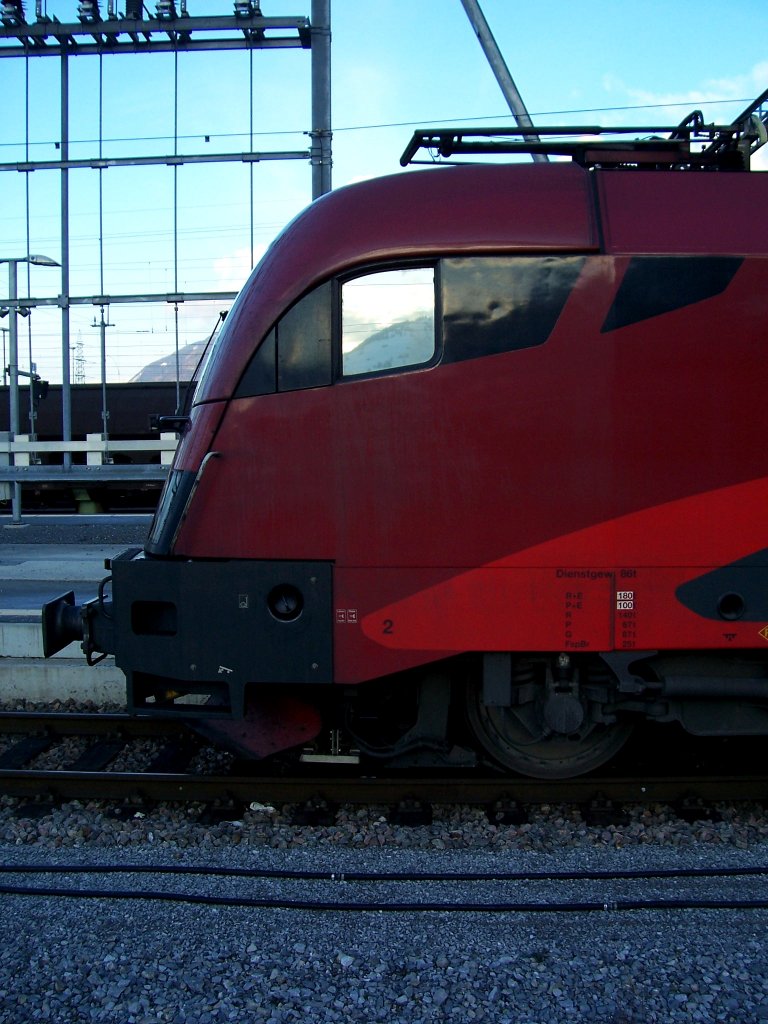 Ein Berg spiegelt sich im Seitenfenster der Railjet 1116 220 im Bahnhof Buchs/SG am 15.03.2010.