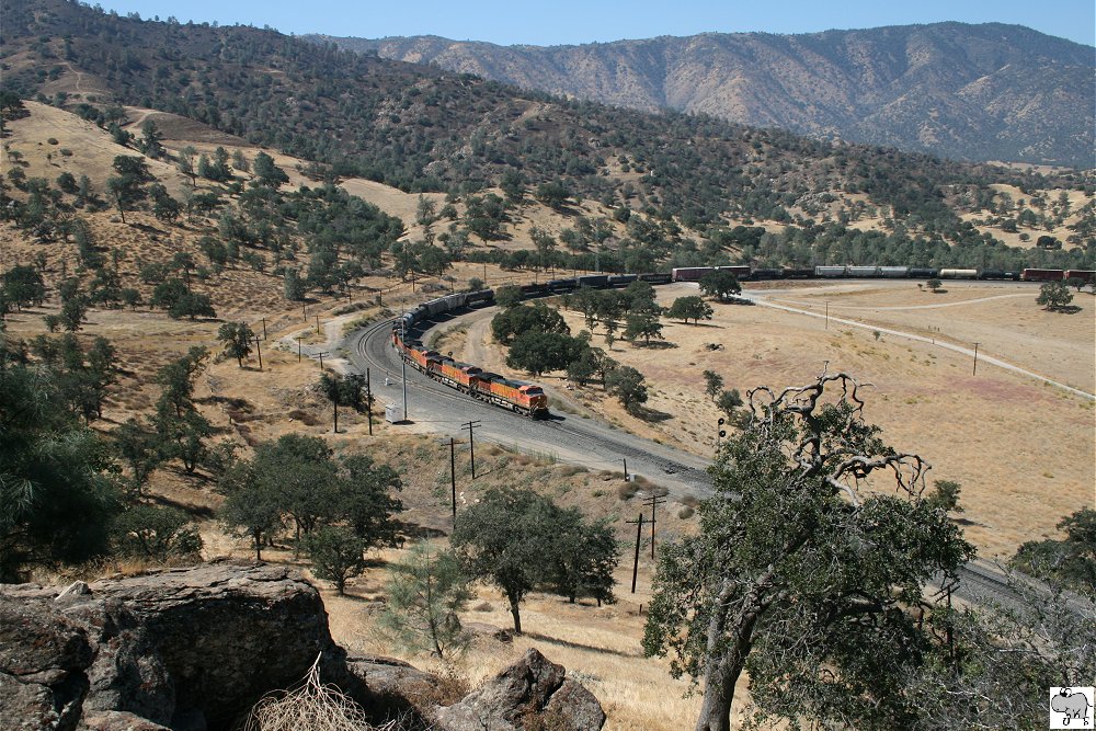 Ein bergauf fahrender gemischter Gterzug mit fnf Lokomotiven der BNSF ( # 4489, # 5417, # 4547, drei GE C44-9W Lokomotiven und zwei Weitere) verlsst gerade den Tehachapi Loop. Kalifornien, September 2011.