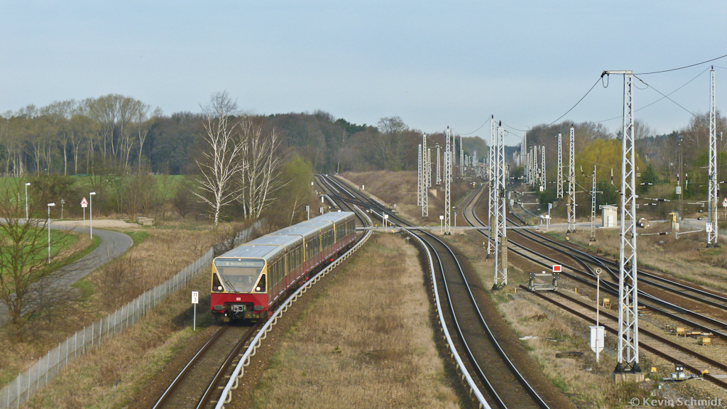 Ein Berliner S-Bahn-Zug der BR 480 ( Toaster ) erreicht als S8 von Birkenwerder nach Bornholmer Straße den Bahnhof Schönfließ am Berliner Außenring. Da der nordöstliche Abschnitt der Ringbahn gesperrt war, fuhren die S-Bahnen nach einem Ersatzkonzept. (11.04.2012)