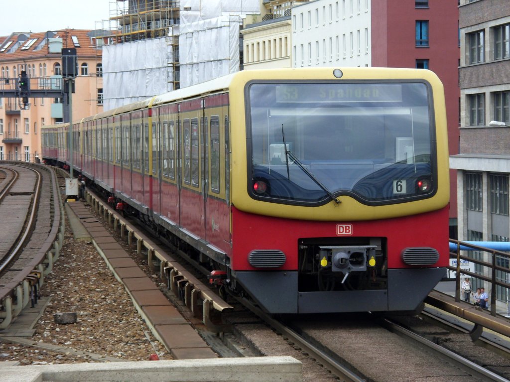 Ein Berliner S-Bahnzug der Baureihe 481/482 bei der Ausfahrt aus Berlin-Alexanderplatz am 07.08.2010