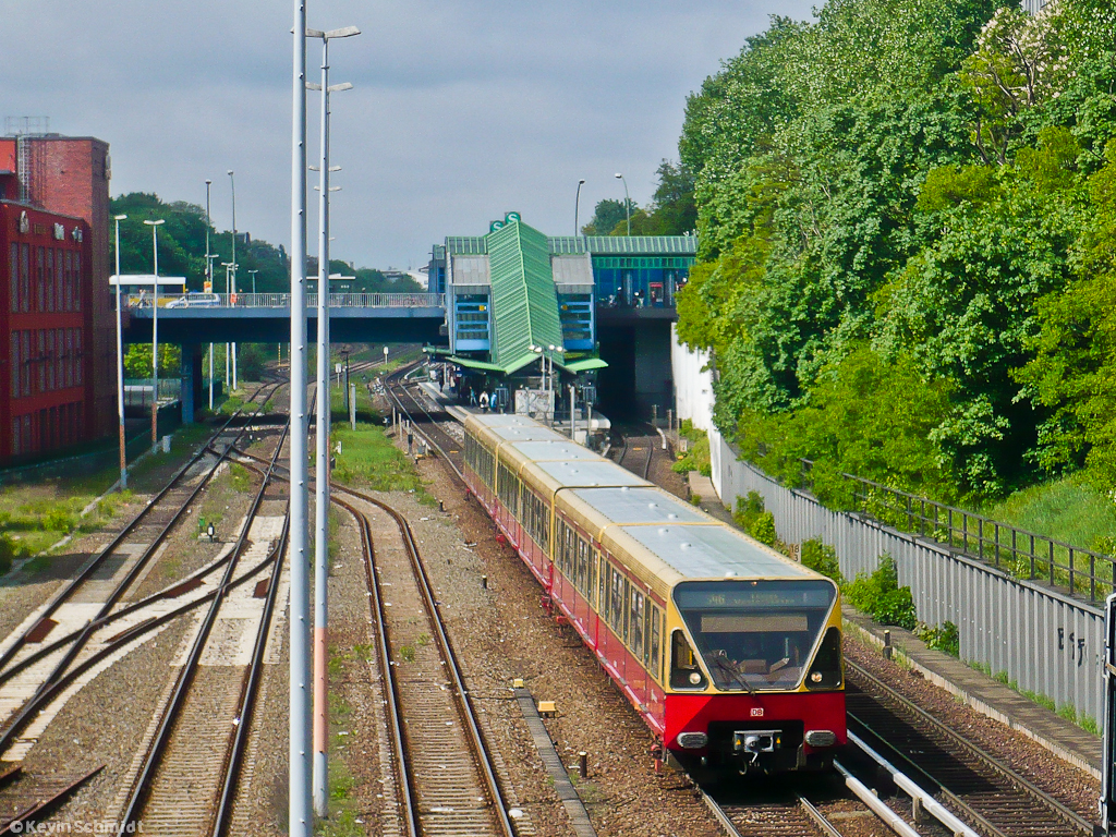 Ein Berliner  Toaster  verlässt als S46 von Westend nach Königs Wusterhausen die Station Hermannstraße. (04.05.2011)