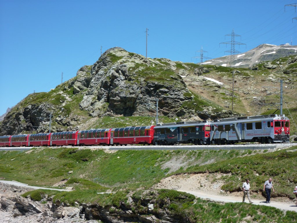 Ein Bernina Express am 7.7.2010 bei Ospizio Bernina