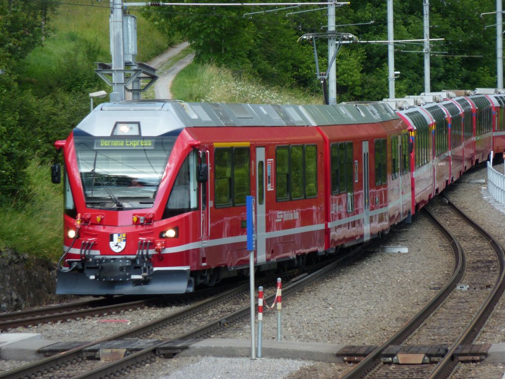 Ein Bernina Express, gezogen von einem Allegra-Triebzug fhrt auf dem Weg von Tirano nach Davos Platz am 6.7.2010 durch Filisur.