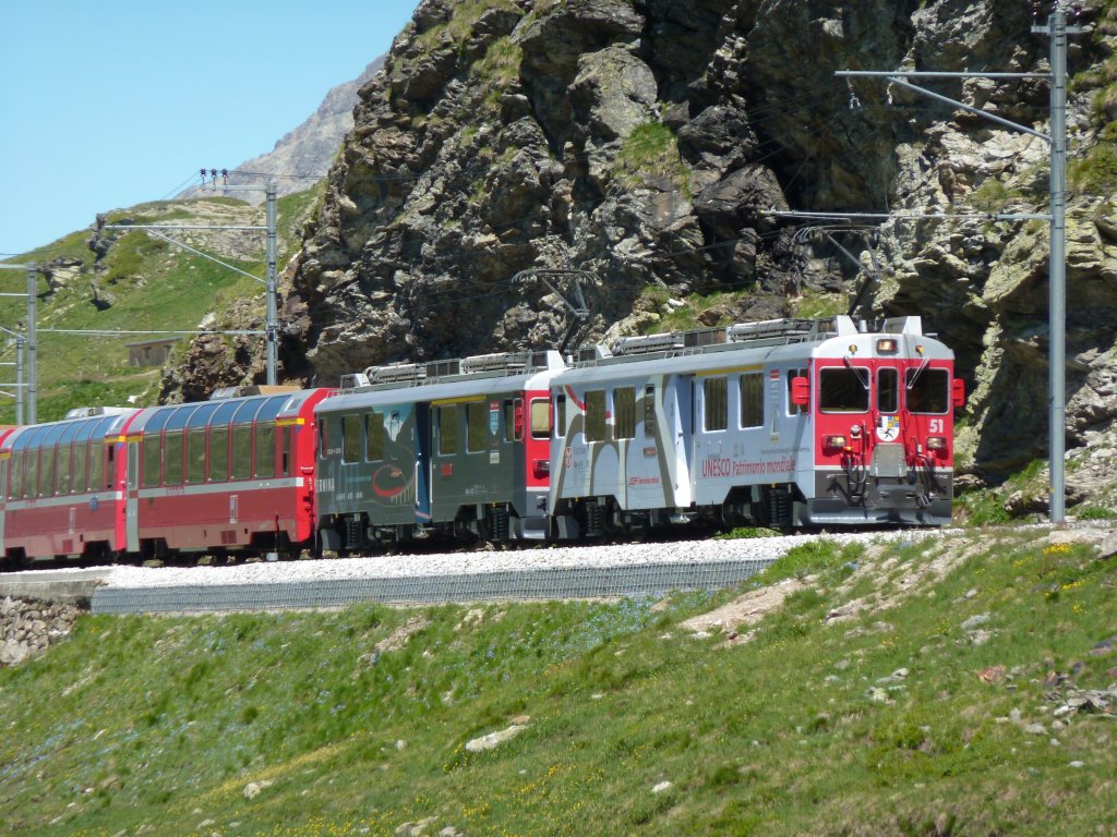 Ein Bernina Express nach Tirano bei der Station Ospizio Bernina am 7.7.2010