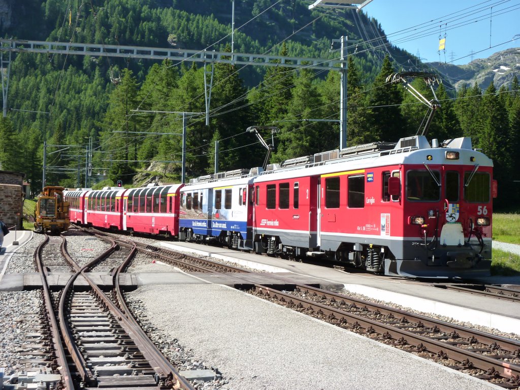 Ein Bernina Express Zug durchfhrt am 7.7.2010 Cavaglia in Richtung Tirano