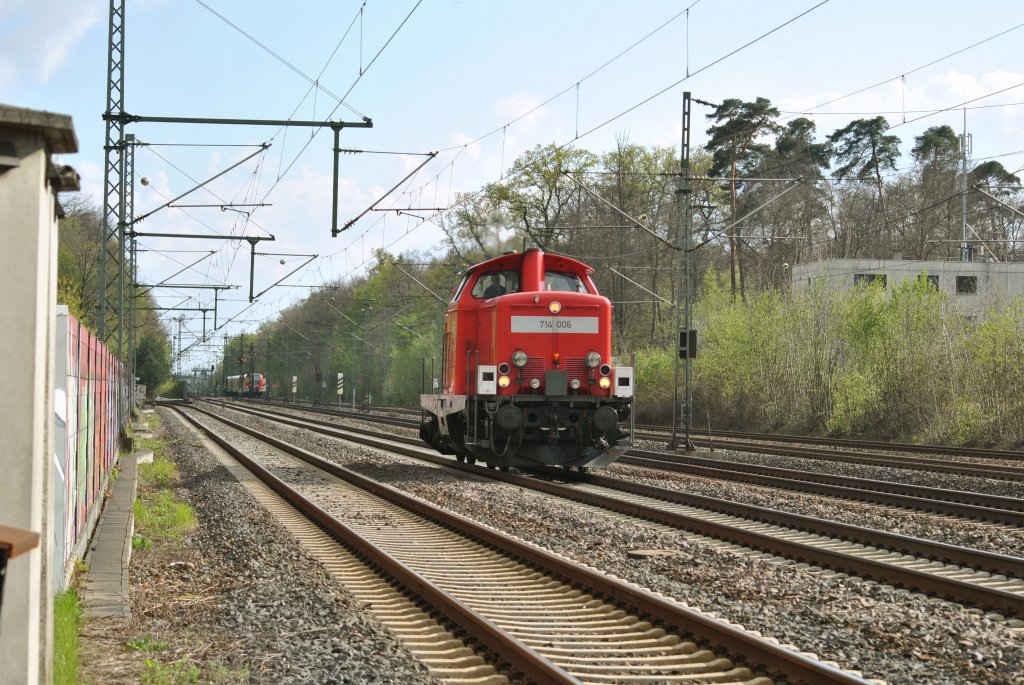 Ein besondere Highlight war fr mich die 714 006 des DB Notfalltechnik Zug. Sie begegnete mir am 20.04.2012 im Bahnhof von Dreieich-Buchschlag bei Strahlend Blauem Himmel.