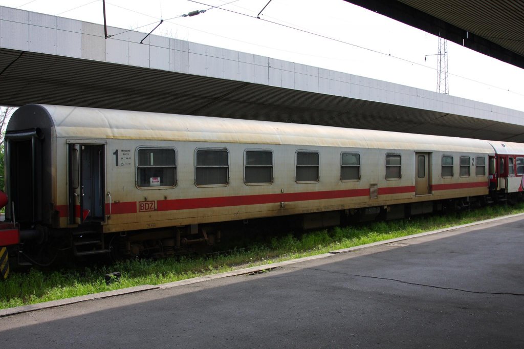 Ein besonderer Wagen bei der bulgarischen Eisenbahn ist dieser
ABbds hier am 6.5.2013 im Hauptbahnhof Sofia. Dieser Wagen hat
unzweifelhaft eine deutsche Vergangenheit bei der DB gehabt. 
Beschriftung und Lackierung sprechen eine deutliche Sprache.