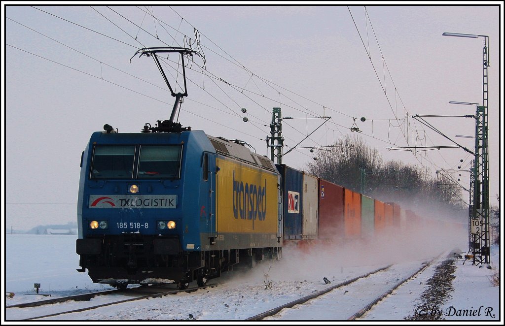 Ein besonderes Schmankerl kam in Form von 185 518 -8 der TXL  Transped  daher. Sie zog einen laaangen Containerzug gen Regensburg Ost. (02.12.10)