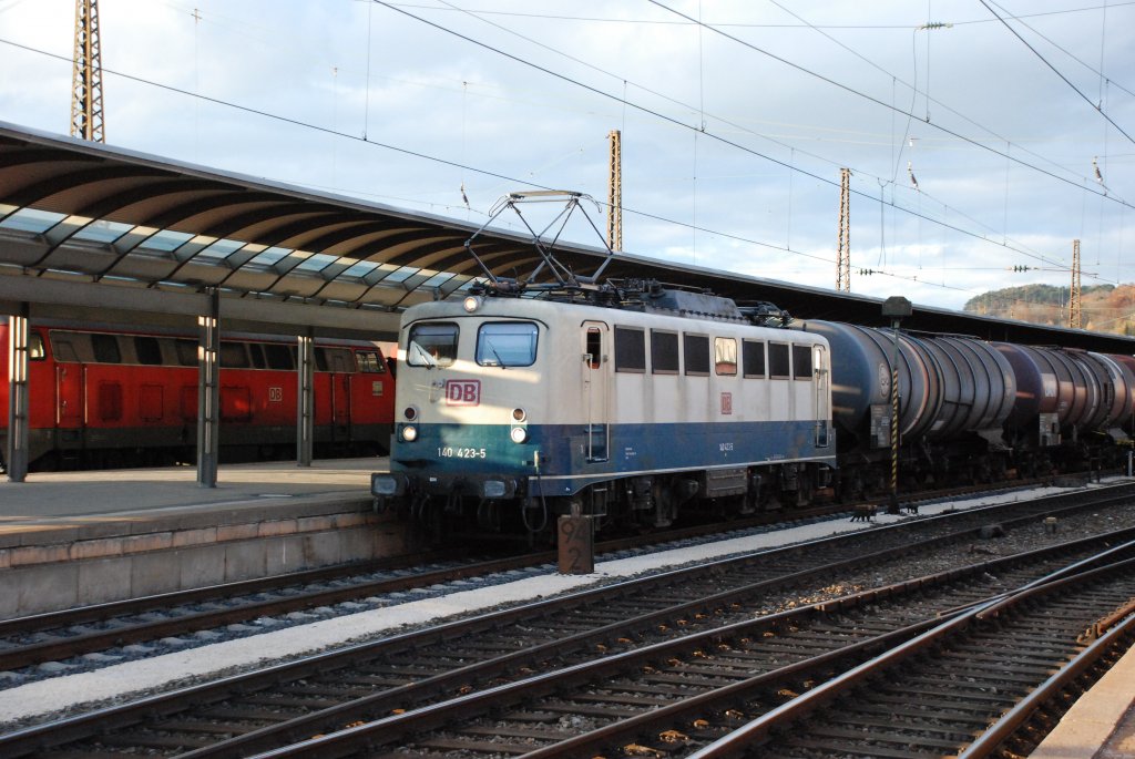 Ein Beweisfoto, dass die BR 140 423-5 wieder im aktiven Dienst ist. Das Foto entstand am 5.11.2009 bei der Durchfahrt in Ulm Hbf.