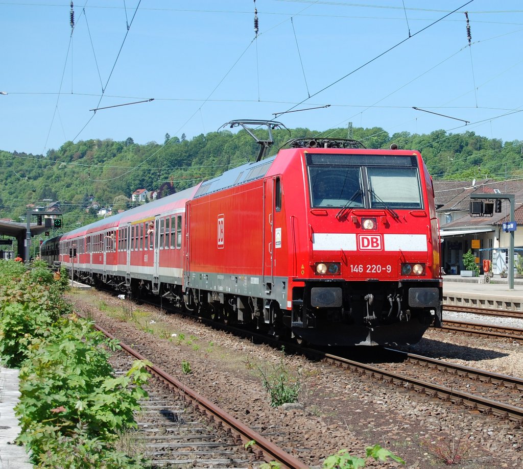Ein Bild, an das man sich gewhnen knnte: 146 220-9 zieht am 24.5.2010 pnktlich ihren RE, der bis Stuttgart ohne Halt verkehrt, aus dem Bahnhof von Tbingen. Ein Gru geht an den winkenden Lokfhrer, das ganze Zugpersonal sowie an die grenden Fahrgste.