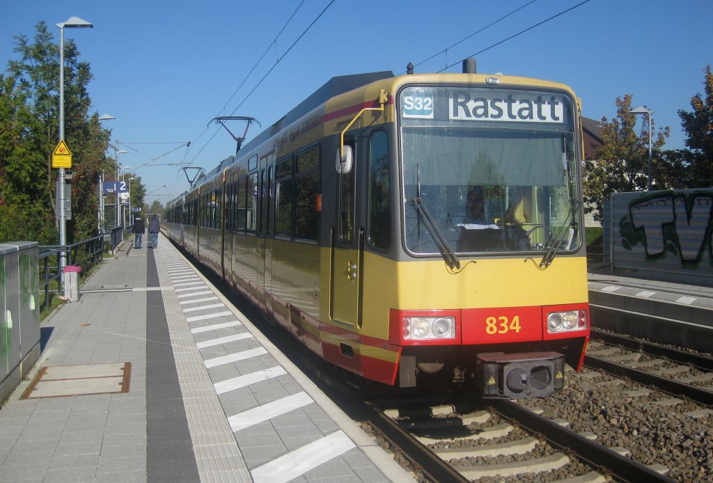 Ein Bild aus sonnigen Tagen: Dort spielte Tw 834 un der hintere Tw 836 eine Rolle. Sie fuhren gemeinsam als S32 von Bruchsal-Menzingen nach Rastatt Bf. Bruchhausen (b Ettlingen) heit der Bahnhof auf diesem Bild und dieses Duo kam am 15.10.2011 auf die SD-Karte von meiner Kamera.