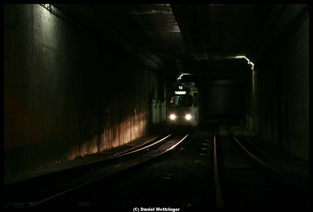 Ein Bild fr Mark B. ;): 125 im von Kurven und Hgeln geprgten Tunnel zwischen Hauptbahnhof und Ostausgang. Aufgenommen in der Nacht vom 27.03. auf den 28.03.10.