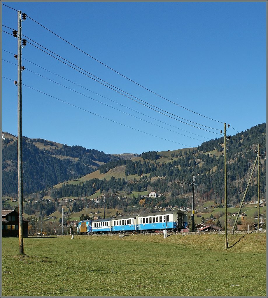 Ein Bild fr Tim und Jonas, das (hoffentlich) zeigt, dass auch Nachschsse ihren Reiz haben. 
MOB Regionalzug bei Gstaad am 5. Nov. 2010.
