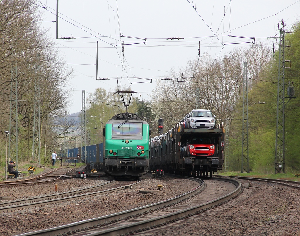 Ein Bild fr's  Gesichts-Buch -Album ;) Whrend die 1116 mit ihrem Autotransportzug gerade durch ist, kommt auch schon 437023 mit der  blauen Wand  aus Norden daher. Aufgenommen am 28.04.2012 in Cornberg.
