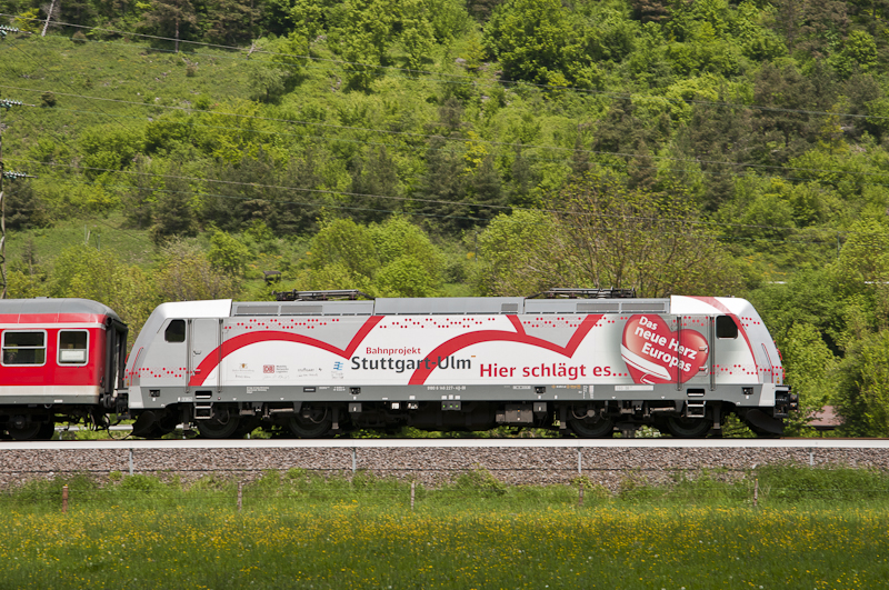 Ein Bild mit Seltenheitswert: 146 227-4  Bahnprojekt Stuttgart-Ulm  am 23. Mai 2010 am Zugschluss des RE 19609 (Stuttgart Hbf - Singen (Hohentwiel)) bei Mhlen. 
