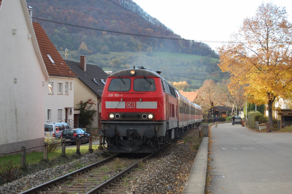 Ein Bild, das in die Rubrik  Abschied  fllt, denn die hier zu sehende 218 193-1, welche Ulms letzte 218.1 mit Bahnrumer war, wurde wegen eines greren Schadens etwa 6 Tage vor eigentlichem Fristablauf mit einem Dienstalter von 37 Jahren  in den Ruhestand verabschiedet . Hier sieht man sie am 5.11.2009 noch im Einsatz auf der Teckbahn bei der Durchfahrt von Unterlenningen. Gerchte besagen, dass Ulm nun ganz 218.1 frei sei, da auch die andere noch verbliebene 218.1 einen Schaden erlitten haben soll... Mach's gut, 218 193-1!