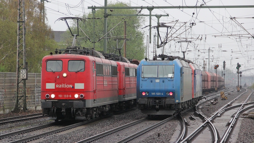 Ein Bild, vier Lokomotiven: Whrend 482 XXX mit 185 520-4 in Richtung Seelze durchrauschen kommen aus eben dieser Richtung 151 133-6 mit 151 168-2 und Erzzug. Aufgenommen am 27.04.2013 in Hannover-Linden/Fischerhof.