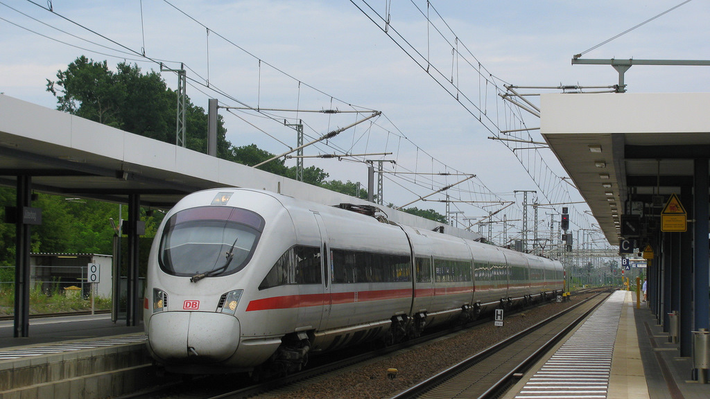Ein Bild was schon etwas lnger auf der Platte schmorte: ICE 1507 von Hamburg-Altona nach Leipzig Hbf durchfhrt am 13.07.2011 den Bahnhof Jterbog. Nchster Halt ist in wenigen Minuten Lutherstadt Wittenberg.
