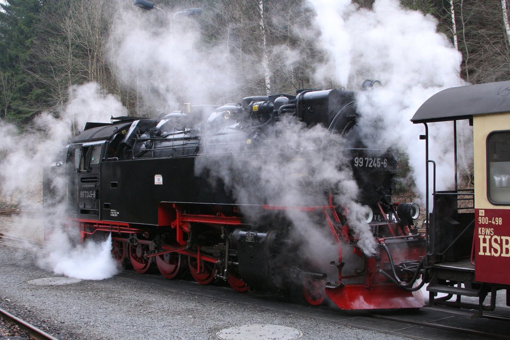 Ein Bild, was wohl auch den letzten Zweifel ausrumt, warum diese Maschinen  Dampf -Loks heien !! ;-)
99 7245 am 06.04.2012 im Bahnhof  Eisfelder Talmhle  mit Fahrziel Wernigerode.