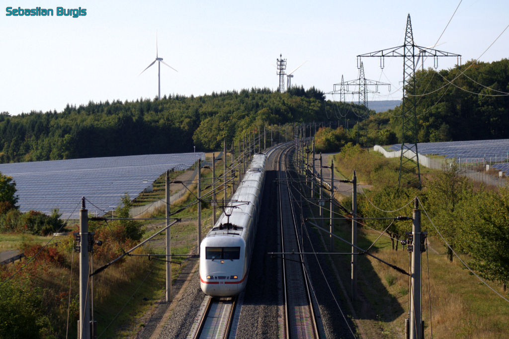 Ein Bild der Zukunft: Hochgeschwindigkeitszug auf Neubaustrecke inmitten von Windr�dern und Solarfeldern. Naja, fotogen ist was anderes... (bei Duttenbrunn, 09.09.2012)