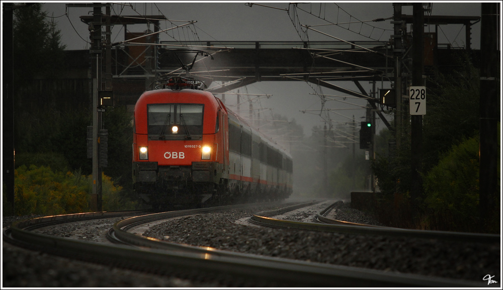 Ein Bild das zum heurigen Sommer passt.1016 027 fhrt mit IC 537  Alpen Adria Universitt Klagenfurt  von Wien Meidling nach Klagenfurt. Spielberg 7.8.2011