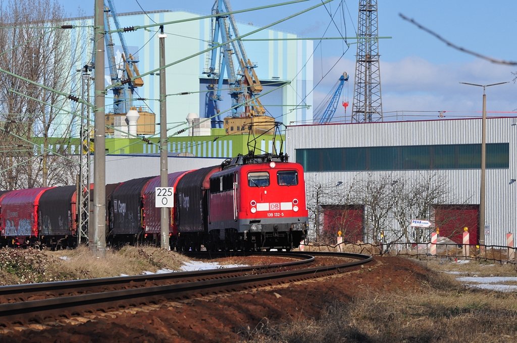 ein bichen Abwechselung bringt 139 132 am 05.03.2010 ins monotone 155er-Dasein Zugpferdspiel von Mukran kommend Richtung Greifswald kurz vor Stralsund Abzwg. Srg