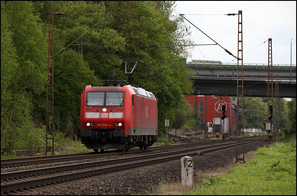 Ein bissel spt drann ist 185 054 (9180 6185 054-4 D-DB) die soeben die Lennetalbrcke (A45) unterquert hat und nach Hohenlimburg unterwegs ist. (14.05.2010)