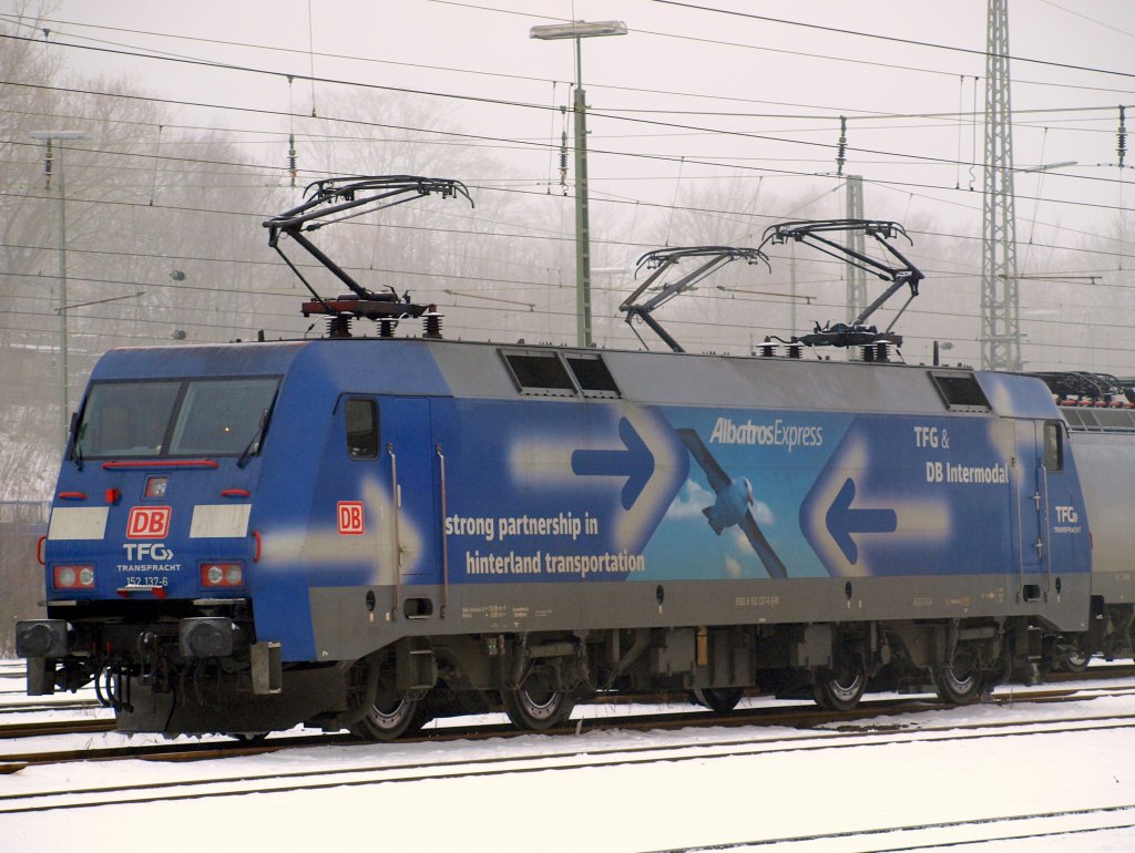 Ein blauer Lichtblick in der Nebelsuppe. Mit beiden Bgeln oben steht am 11.01.2010 der Albatros Express 152 137-6 in Aachen West.
Wie sagte ein Bahnfreund?:  Der Albatros ist in Aachen gelandet und wrmt nun seine Schwingen am heien Draht 