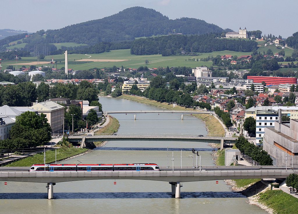 Ein BLB Flirt als S3 nach Golling-Abtenau am 20.Juli 2010 auf der Salzachbrcke.
