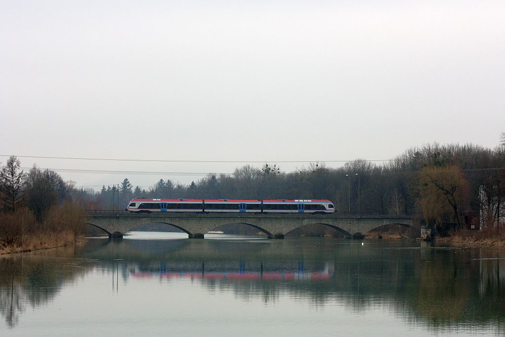 Ein BLB Flirt berfhrt am Nachmittag des 14.02.11 als S3 mit der Saalachbrcke die bayerisch/salzburgische Grenze. 
