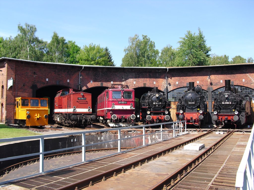 Ein Blick au den Lokschuppen zu den Eisenbahntagen in Schwarzenberg am 05.06.11. zusehen sind ein ASF, 112 516-0, 211 001-3, 86 1049-5, 75 501 und 94 2105-8. 