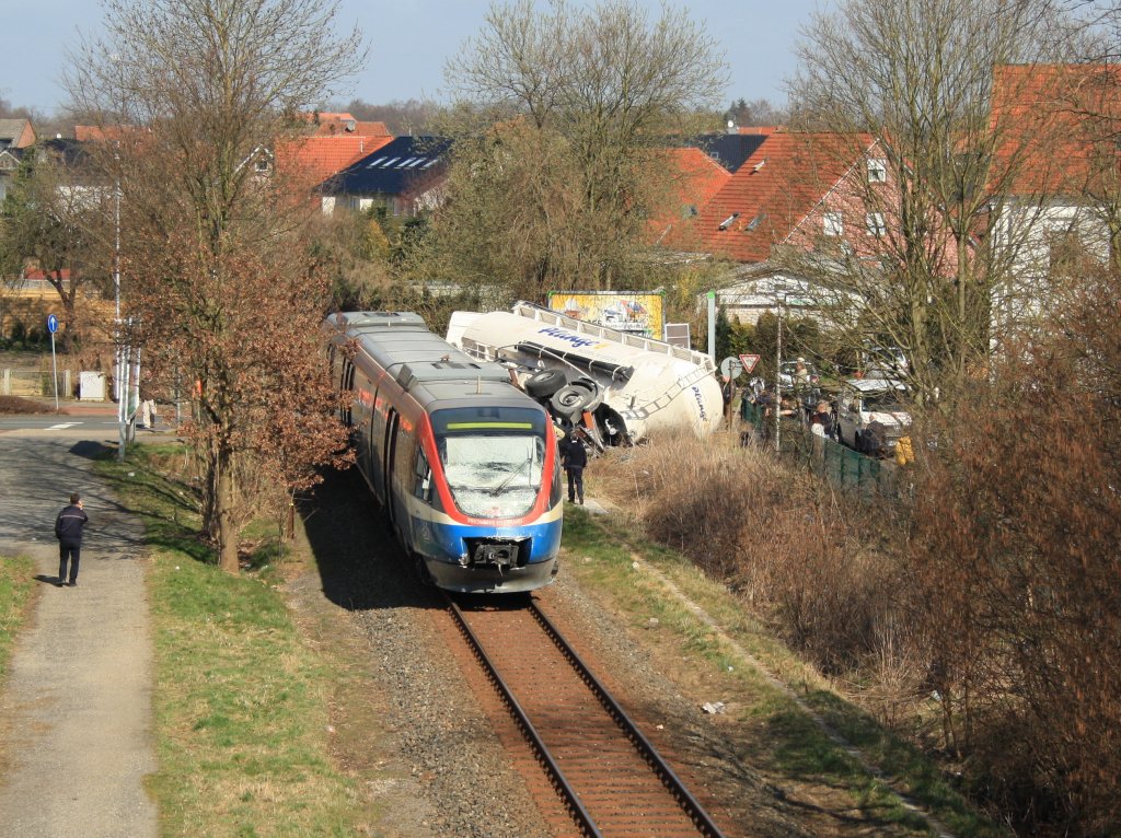 Ein Blick auf den 643.16  Ldinghausen, circa 3 Stunden nach dem Unfall mit einem LKW am B  Ochtruperstrae  in gronau.
Der Zug war als RB51 unterwegs von Enschede nach Dortmund und hatte vor 2 Minuten den gronauer Bahnhof verlassen, an dieser Stelle hat dieser Zug 90 km/h auf dem Tacho.
