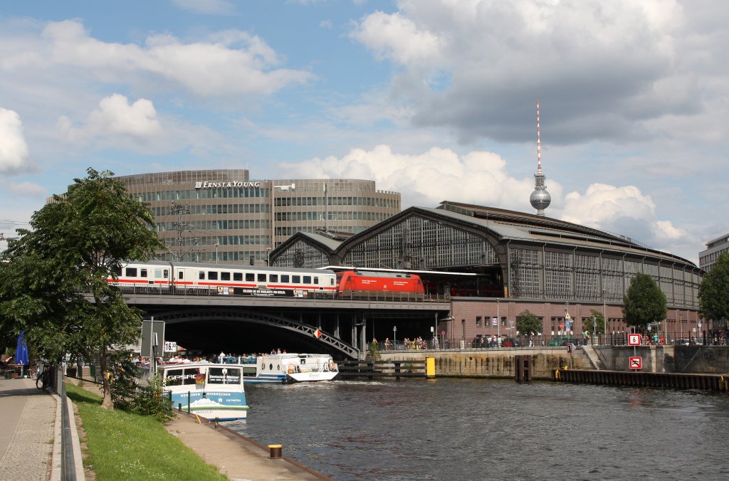 Ein Blick auf den Bahnhof Berlin Friedrichsstrae auf die Spree und dem Berliner Fernsehturm.
