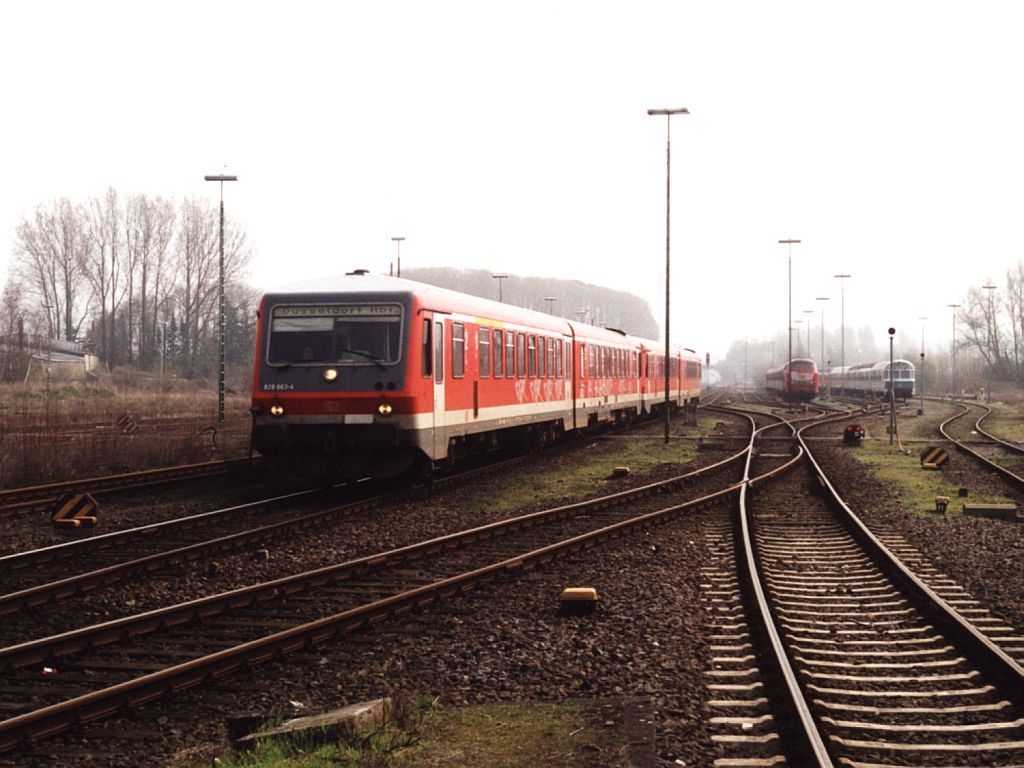 Ein Blick auf das Verschiebenegelnde von Kleve und 928 663-4/628 663-2 und 928 513-7/628 513-4 mit RB Dsseldorf Hbf-Kleve auf Bahnhof Kleve am 1-4-2000. Bild und scan: Date Jan de Vries.