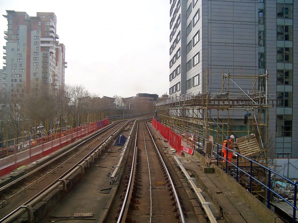 Ein Blick aus dem letzten Wagen: In ganz London wird gebaut, u.a. f�r die Olympischen Spiele 2012. Zwischen den Stationen Heron Quays und South Quay auf freier Strecke, 17.3.010.