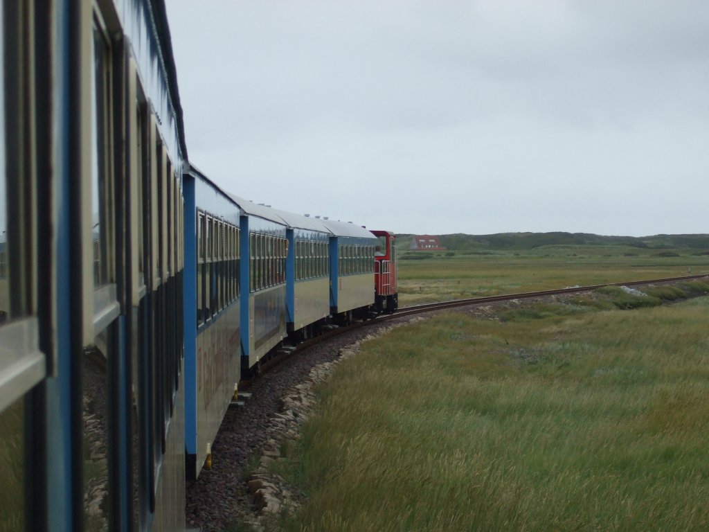 Ein Blick aus dem letzten Wagen auf die wangerooger Inselbahn. 29.07.2011.