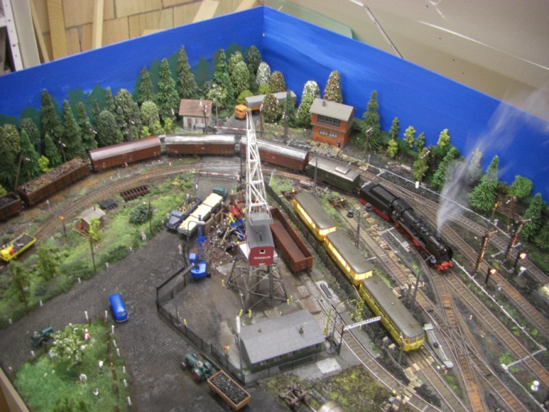 Ein BLick aus der Vogelperspektive. Die BR 50 mit dem Gterzug.
Am Bahnbergang steht bereits schon ein beladener LKW, vom Sgewerk (muss noch gebaut werden, ganzes Modul)