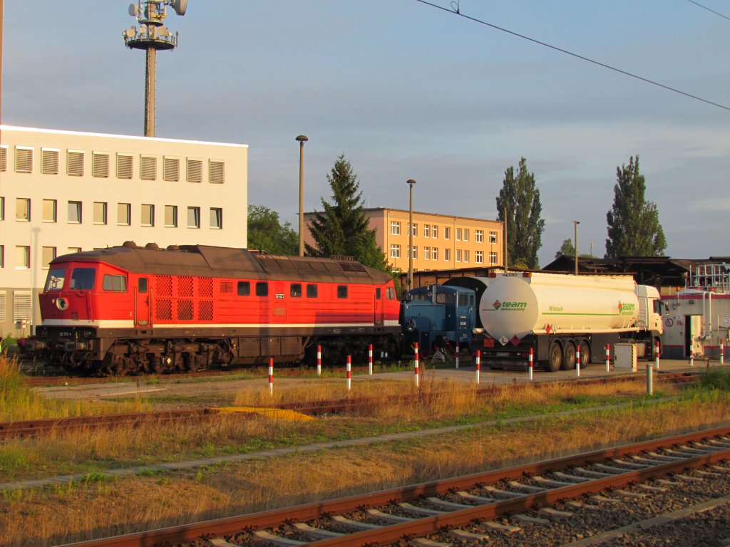 Ein Blick vom Bahnsteig 3/4 Des Bahnhofes Schwerin  rber ins Eisenbahn und Technikmuseum Schwerin am 03.09.2012 mit einer Lok der BR 132 und V23 nebenan wird die Tankstelle der DB mit Dieselkraktsoff beliefert.
