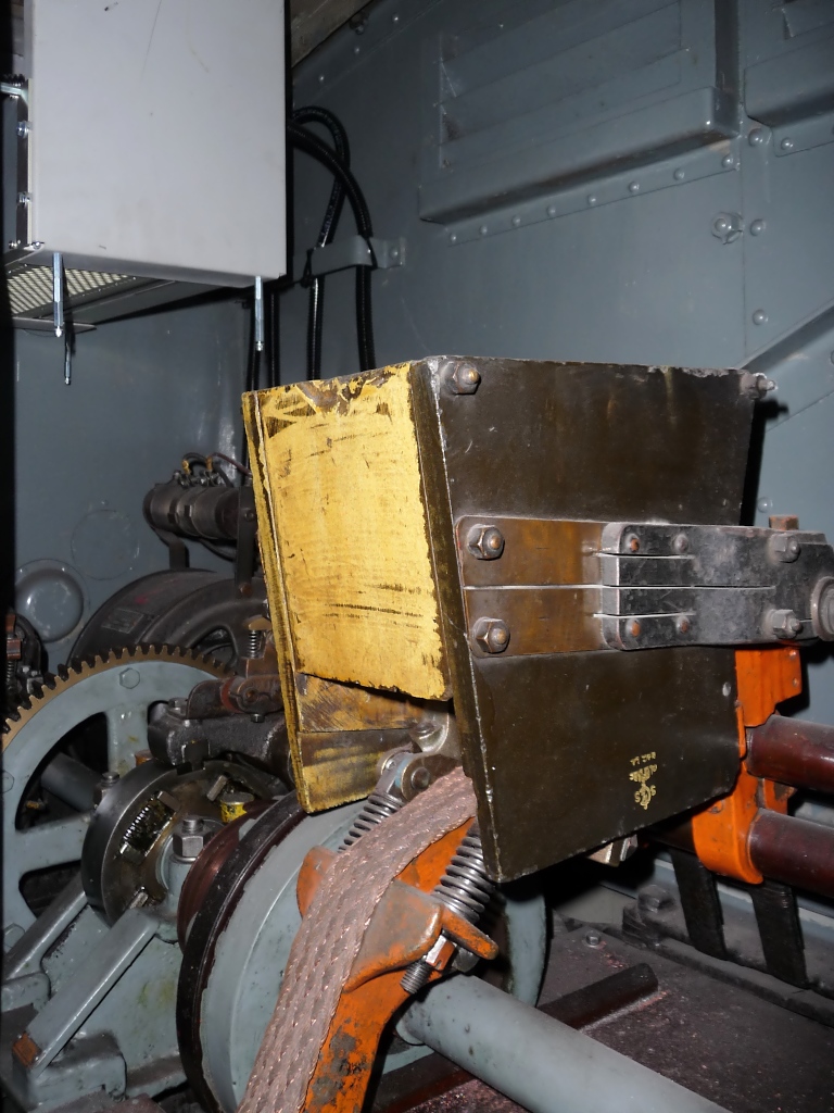 Ein Blick in die Elektrik des Krokodils Ce 6/8 II 14253 in Erstfeld, 1.10.2011. Nachdem alle Loks in der Remise waren, durfte man auch mal reinschauen.