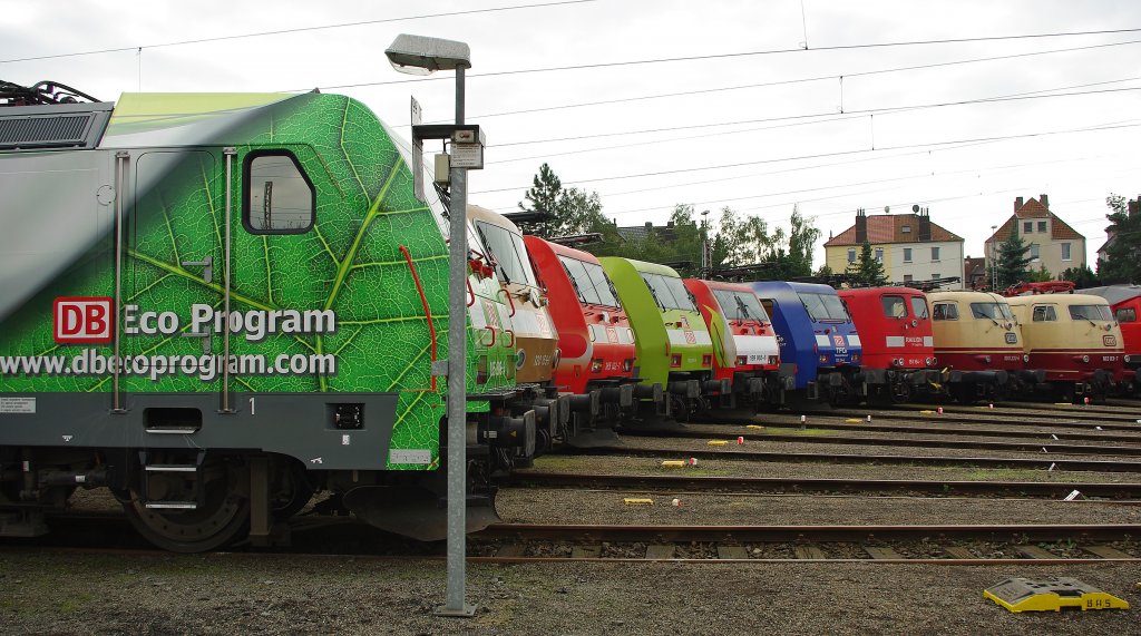 Ein Blick entlang der im BW Osnabr�ck aufgereihten E-Lok Exponate. Fast l�sst sich eine chronologische Reihenfolge erkennen. :) Aufgenommen am  19.09.2010.