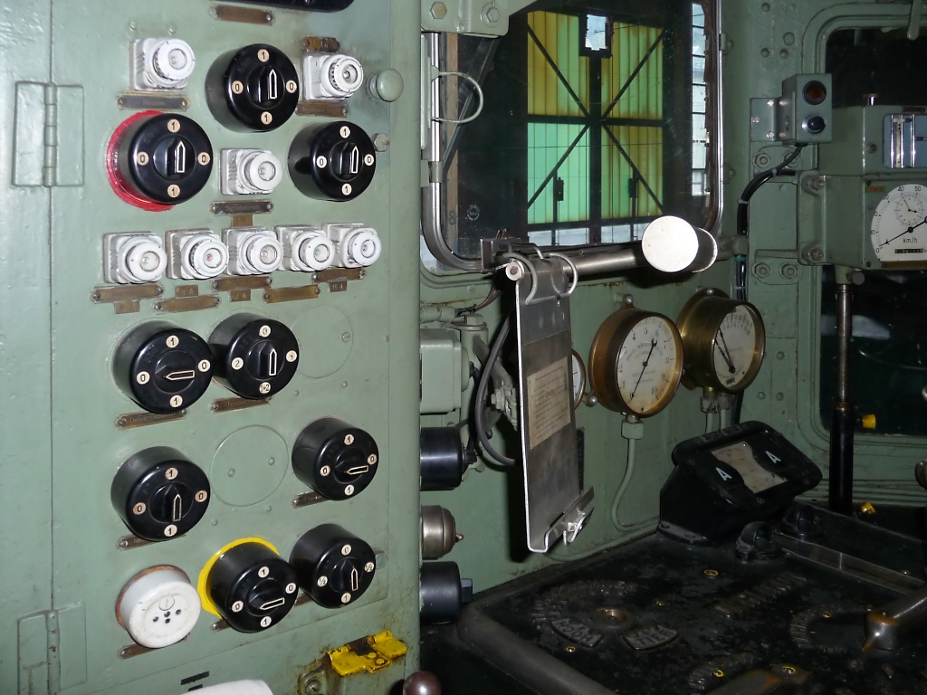 Ein Blick in den Fhrerstand des Krokodils Ce 6/8 II 14253 in Erstfeld, 1.10.2011.  Nachdem alle Loks in der Remise waren, durfte man auch mal rein schauen. Den Blick aus dem Fhrerstandfenster kann ich leider nicht zeigen, da die Schweizer das Fenster nicht geputzt hatten - unglaublich, oder?