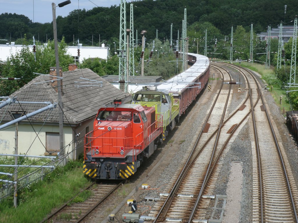 Ein Blick von der Fussgngerbrcke in Bergen/Rgen,am 27.Juni 2013,auf die MAK G1206 Nr:1507 und 275 119 mit dem abgestellten Kreidezug am alten Kleinbahnhof.