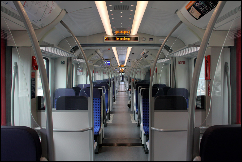 Ein Blick ins Innere - 

S-Bahn-Baureihe 430 für Stuttgart. Das Innendesign ist eine Weiterentwicklung der Einrichtung der bekannten BR 423. 

28.06.2013 (M)