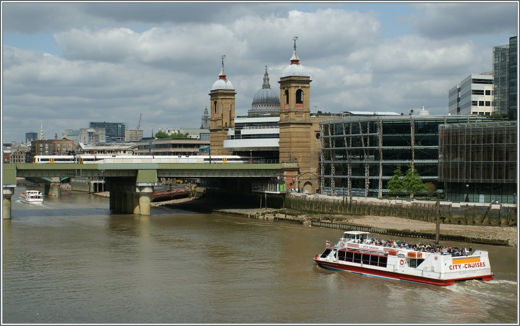 Ein Blick von der London Bridge auf die Canon Street Station. 
London, den 19. mai 2011