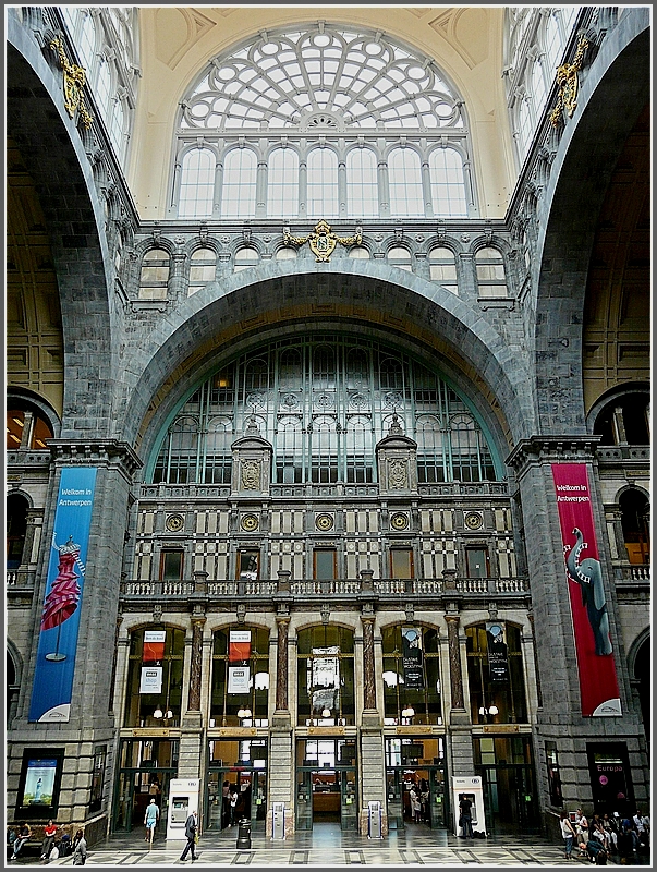 Ein Blick in die Schalterhalle bis hinauf in die Kuppel des Bahnhofs Antwerpen Centraal. 23.06.10 (Jeanny)