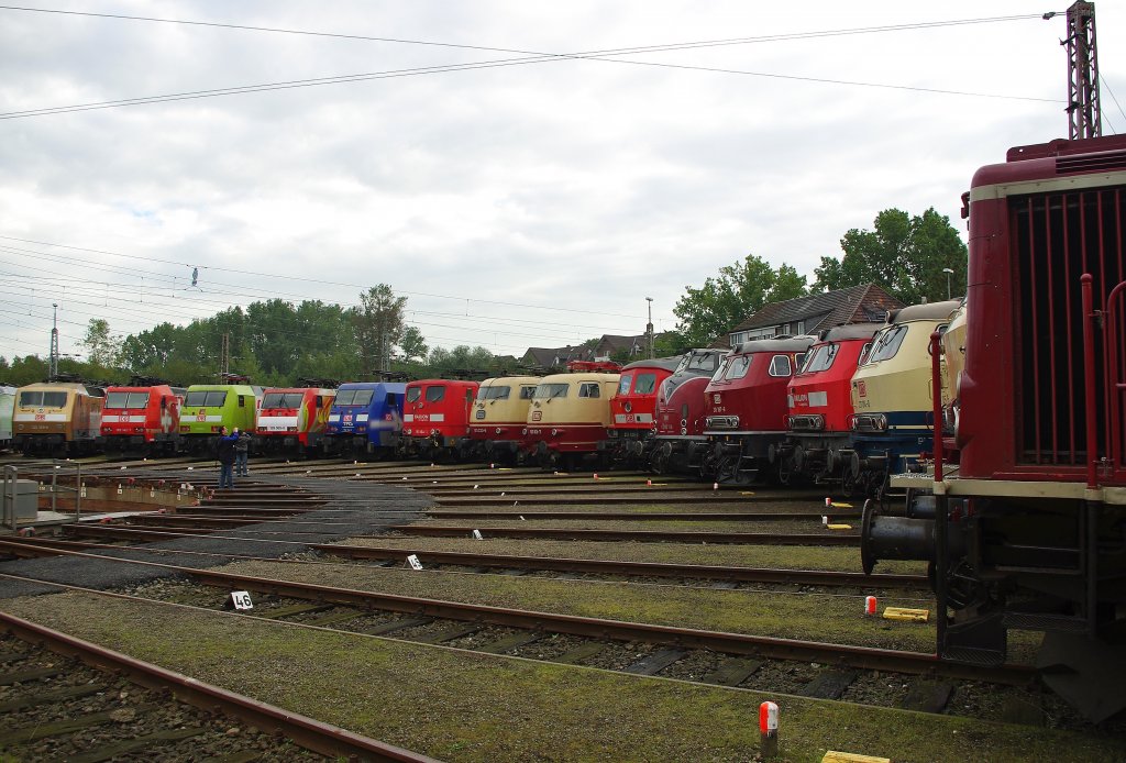 Ein Blick �ber die ausgestellten Loks an der Drehscheibe bot wirklich einen atemberaubenden, einmaligen Anblick. Alles versammelt, was man immer mal gerne vor die Linse bekommt. Aufgenommen am 19.092.1010 beim Bahnfest in Osnabr�ck.