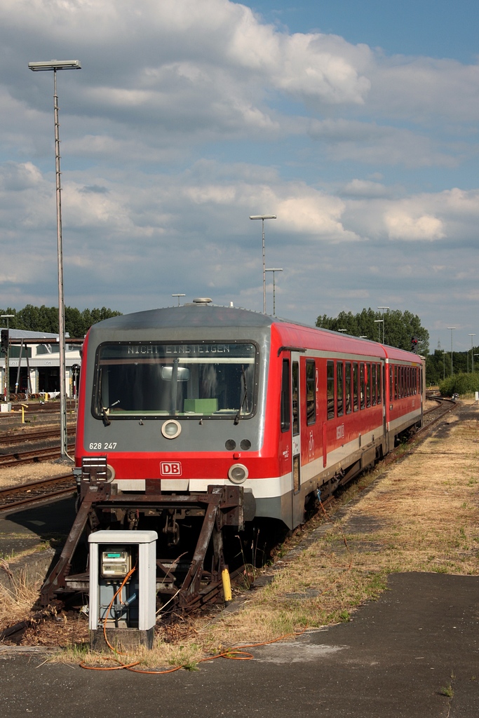 Ein Blick in die Zukunft, denn nicht mehr lang und die Zeit fr die BR 628 in Oberfranken ist abgelaufen. Nach bernahme der RB-Leistungen durch die Agilis Verkehrsgesellschaft werden wohl auch mehrere 628.2 auf das Abstellgleis fahren. Am 19.07.2010 war es aber noch nicht so weit, 628/928 247 wartet in Hof Hbf auf weitere Einstze.   