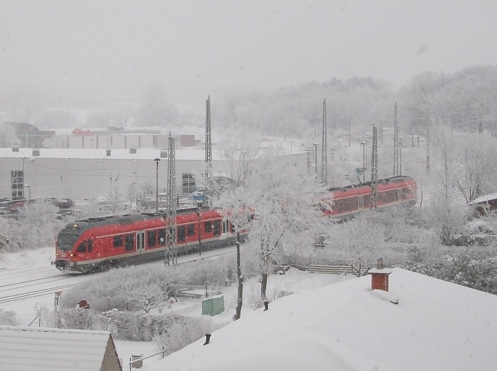 Ein Blick,am 20.Dezember 2010,aus meinem Zimmerfenster bot sich Dieser Anblick als ein Flirt in den Bahnhof von Bergen/R�gen einfuhr.