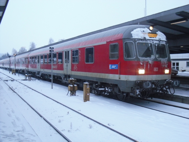 Ein Bnrbdzf 476 steht abfahrbereit am 11.2.2012 als RE nach Ulm HBF in Kempten HBF.